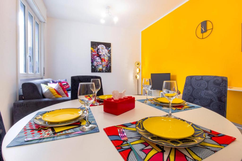 Posezení v ubytování Color Vibes Como Centro Lago - Ampio Appartamento WiFi AC