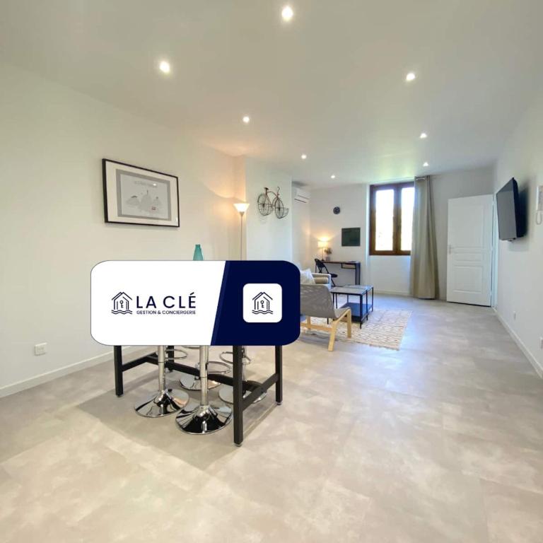 une chambre avec une table au milieu d'un salon dans l'établissement La Clé - Climatisation - Wifi - Port et Gare, à Toulon