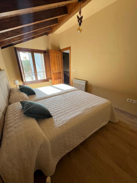 Postel nebo postele na pokoji v ubytování Gestiona2R - Casa de 3 habitaciones caminando a la playa de Celorio