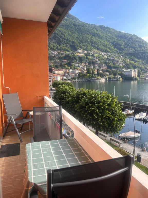 a balcony with a table and a view of a lake at Casa Ulla - in direkter Seelage - fantastischer Ausblick in Gravedona