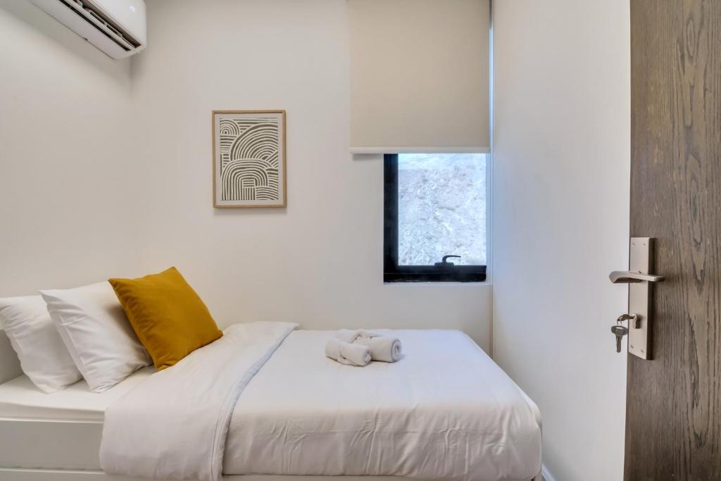 Postel nebo postele na pokoji v ubytování Japandi Mountain Escape