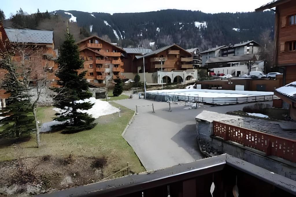 desde el balcón de una estación de esquí en Appartement tout confort centre, en Arâches-la-Frasse