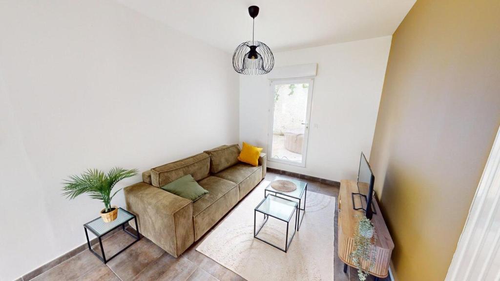 un salon avec un canapé et une table dans l'établissement Maison T7 - Rue des briquetiers, au Havre