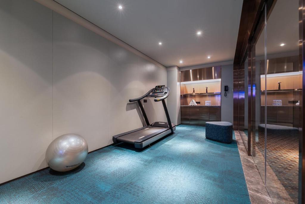 Fitness centrum a/nebo fitness zařízení v ubytování 西安北站市政府桔子水晶酒店