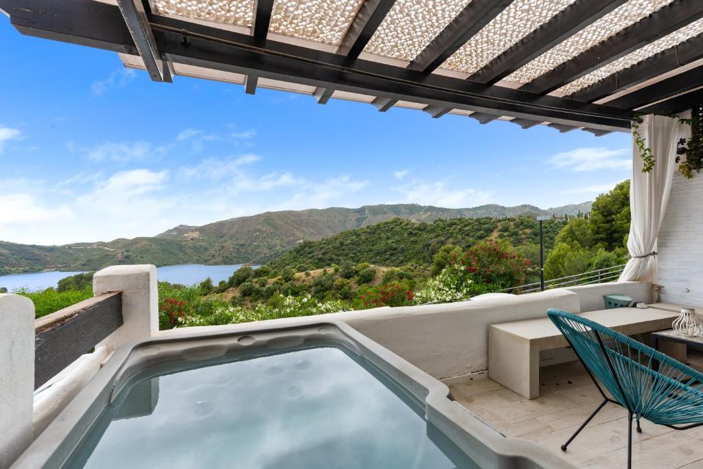 una piscina con vista al agua en Casa Istan, en Istán