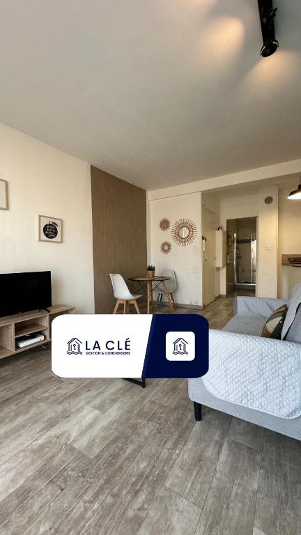 Cette chambre comprend un grand lit et un salon. dans l'établissement La Clé - Balcon - Climatisation - Wifi - Port - Gare, à Toulon