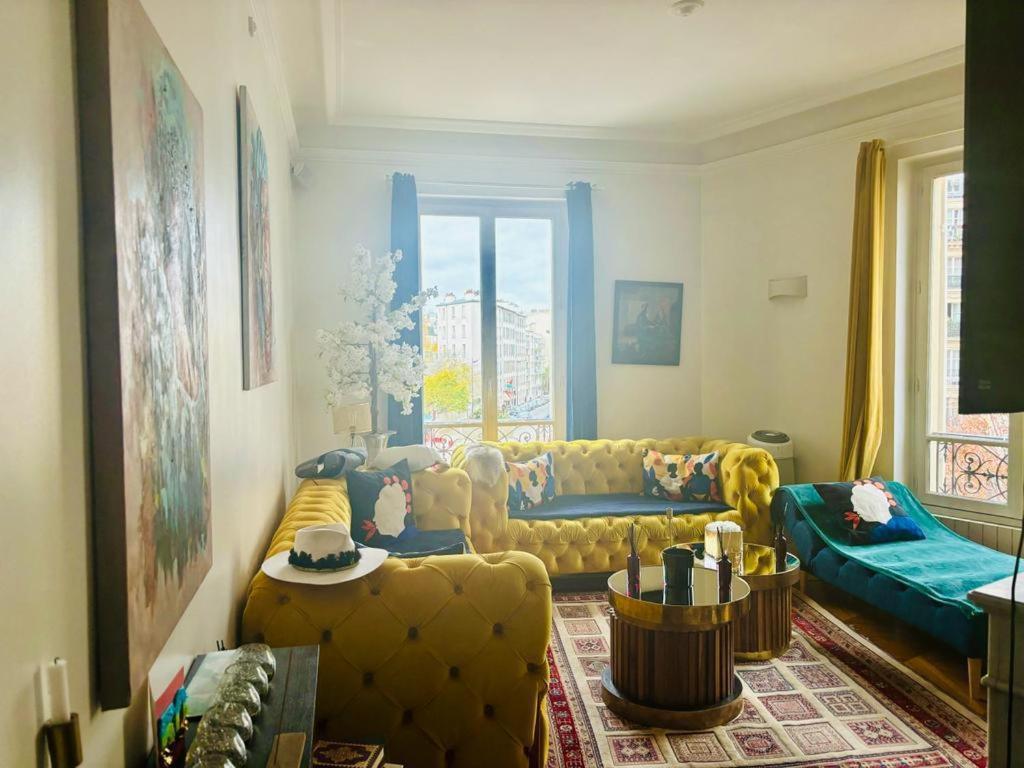 un salon avec un canapé et une table dans l'établissement Appartement NY in Paris with love, à Levallois-Perret