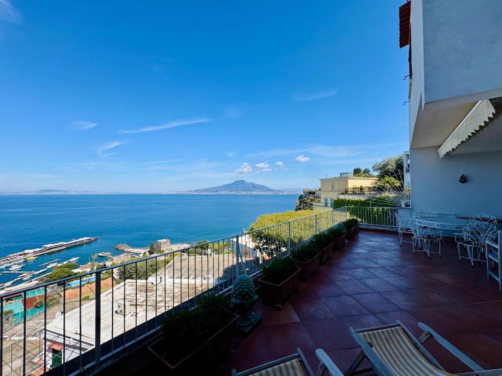 ヴィーコ・エクエンセにあるYourHome - Villa Ayalaの海が見えるバルコニー