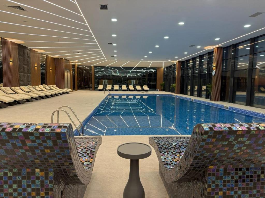 Bazén v ubytování Euphoria Batumi Convention & Casino Hotel nebo v jeho okolí