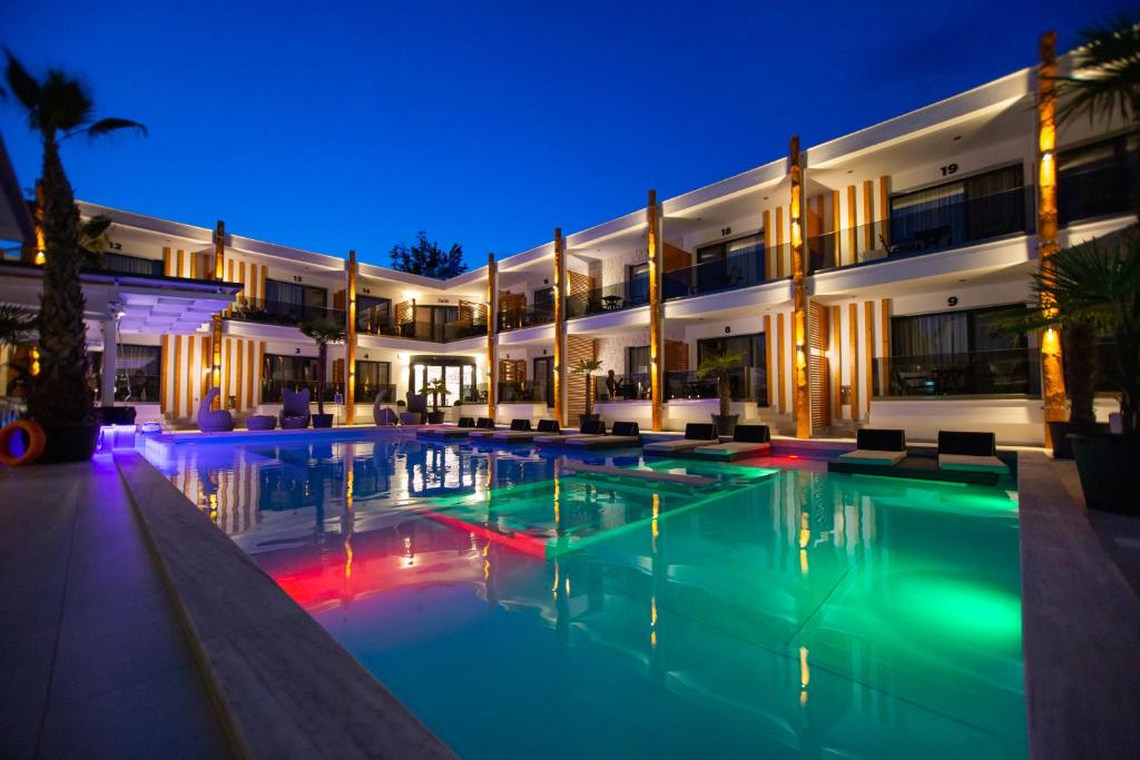 Bazén v ubytování Avaton Luxury Resort and Spa Access the Enigma - Adults Only & Kids 14 Plus- nebo v jeho okolí