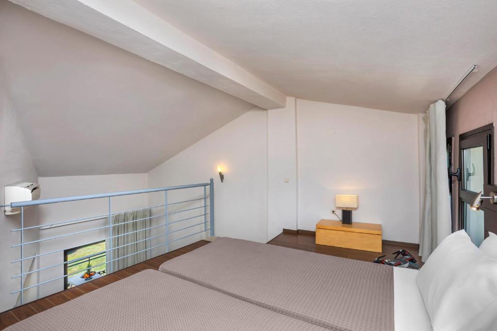 Postel nebo postele na pokoji v ubytování Ohana Hotel