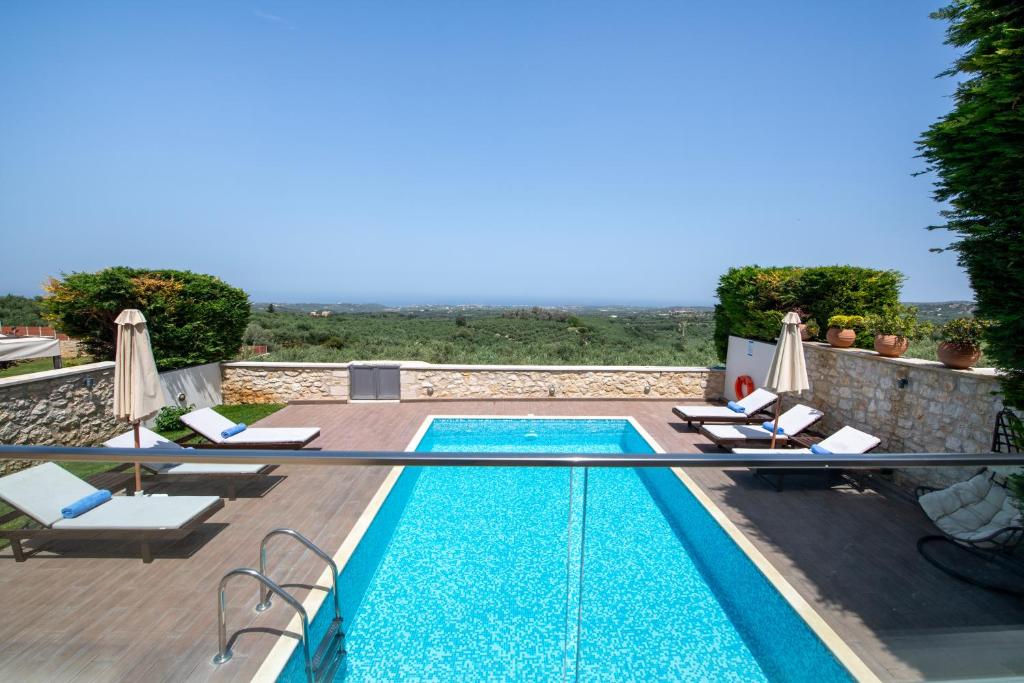 Basen w obiekcie Roupes Villa III, Family villa, Fantastic views, Private pool lub w pobliżu