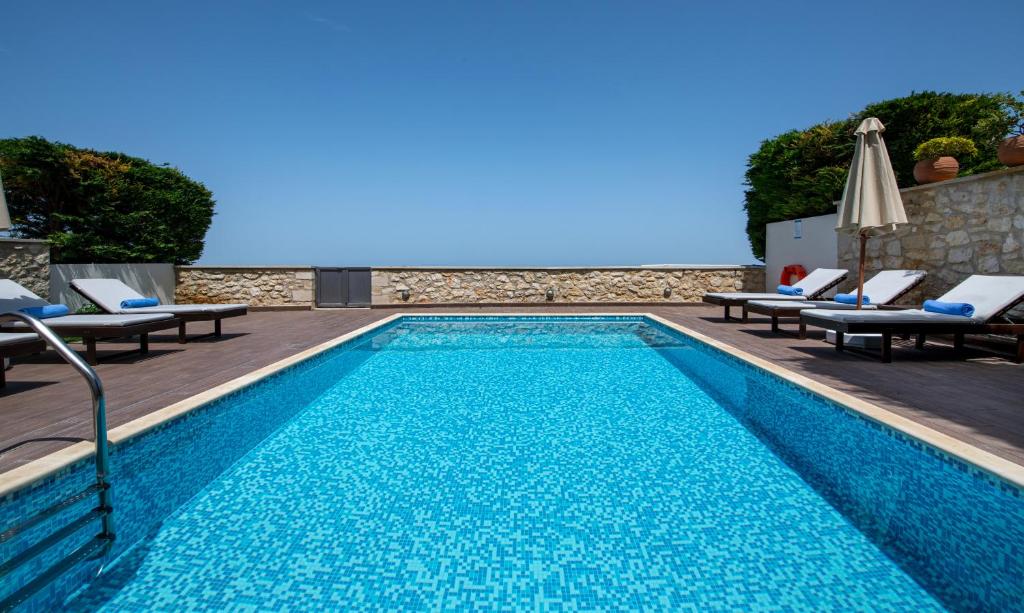 Basen w obiekcie Roupes Villa III, Family villa, Fantastic views, Private pool lub w pobliżu