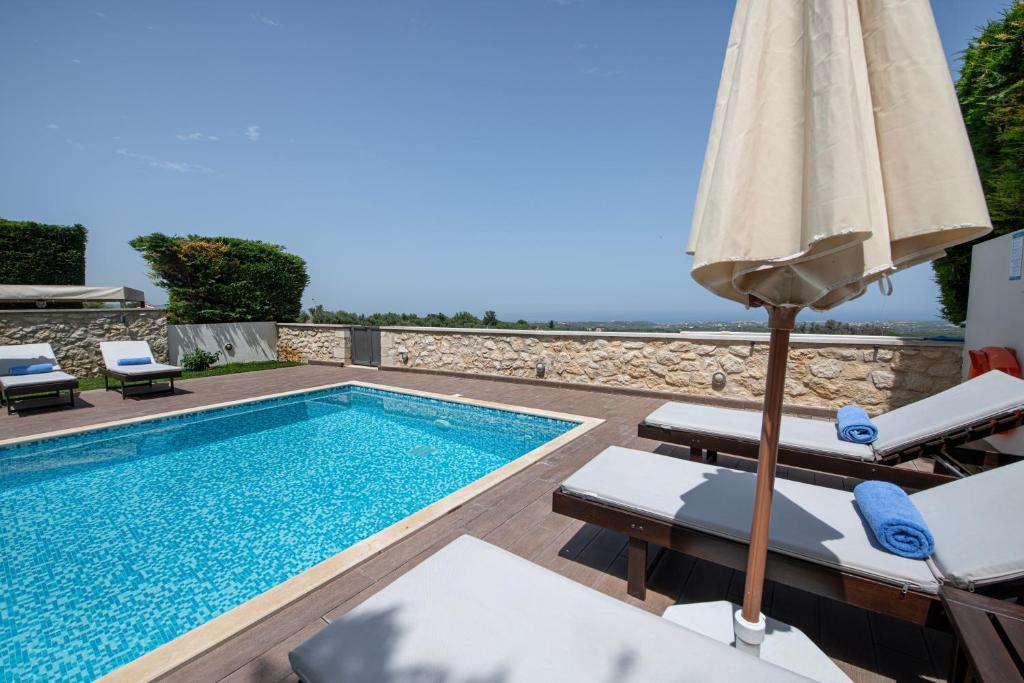 Basen w obiekcie Roupes Villa III, Family villa, Fantastic views, Private pool lub w pobliżu