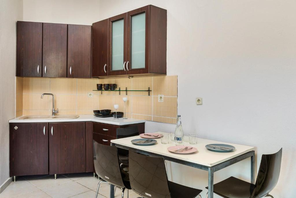 Kuchyň nebo kuchyňský kout v ubytování Ohana Hotel