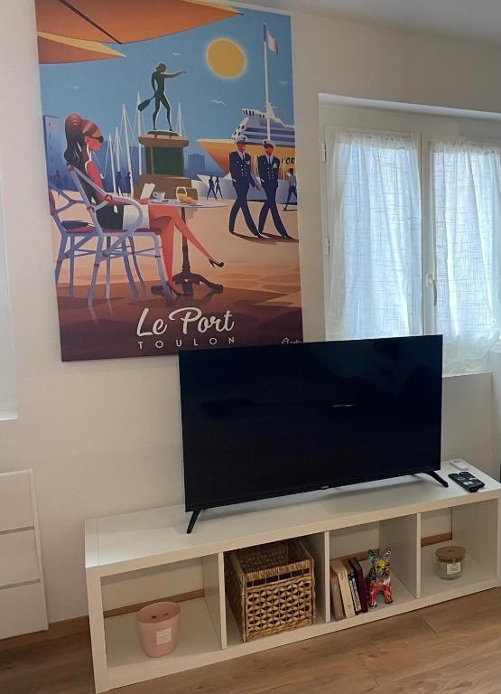 Elle comprend une télévision à écran plat installée au-dessus d'un centre de divertissement blanc. dans l'établissement Port du Levant, à Toulon
