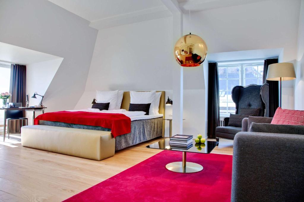a bedroom with a bed and a red rug at Scandic Palace Hotel in Copenhagen