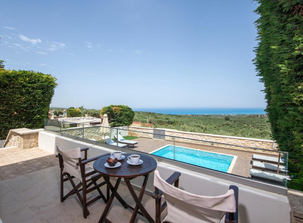 Basen w obiekcie Roupes Villa III, Family villa, Fantastic views, Private pool lub w pobliżu
