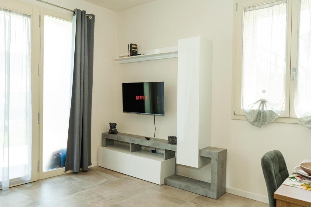 TV a/nebo společenská místnost v ubytování Andrea Lake room