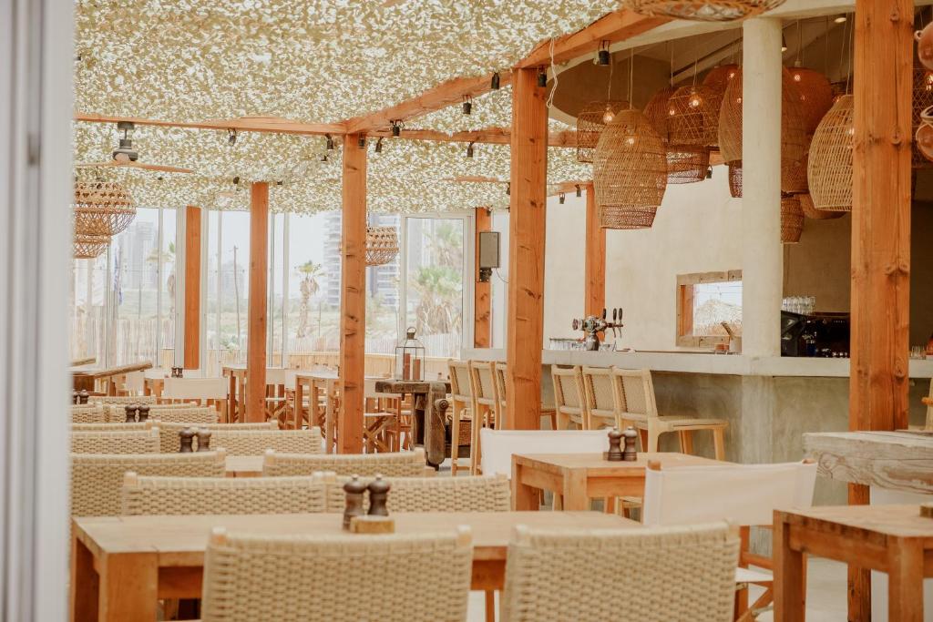 Restaurace v ubytování Stunning Modern Studio in Netanya minutes from the beach with Shelter by Sea N' Rent