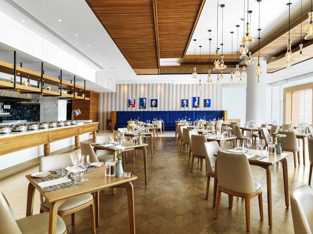 Restaurace v ubytování Amavi, MadeForTwo Hotels - Paphos