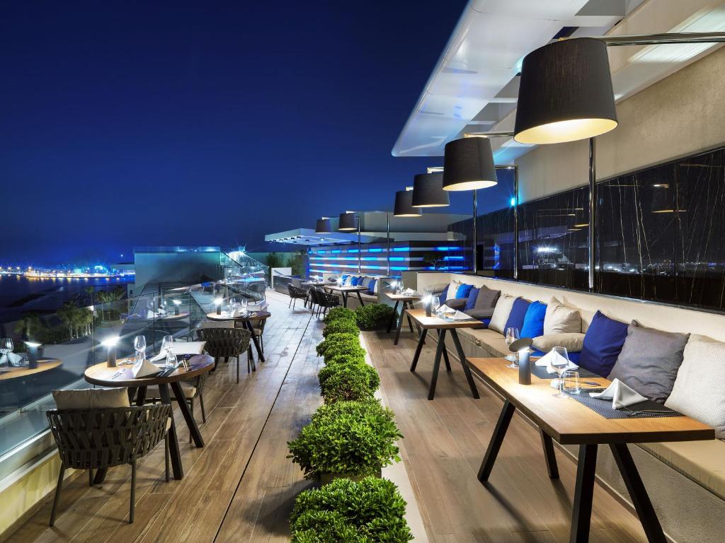 Restaurace v ubytování Amavi, MadeForTwo Hotels - Paphos