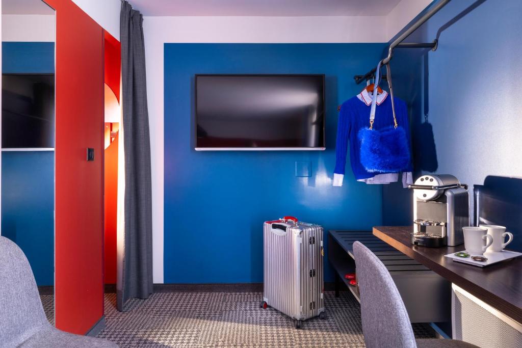 TV a/nebo společenská místnost v ubytování Hotel Le Bugatti