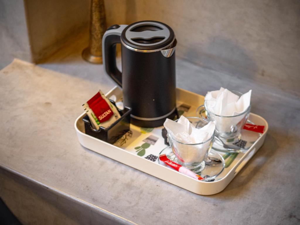 Příslušenství pro přípravu čaje a kávy v ubytování Riad Vanilla Sma & Spa
