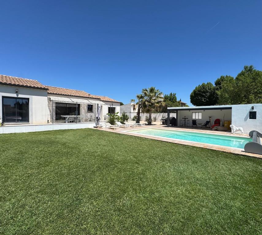 Bazén v ubytování Villa Palmiera with pool, Alpilles, Provence nebo v jeho okolí