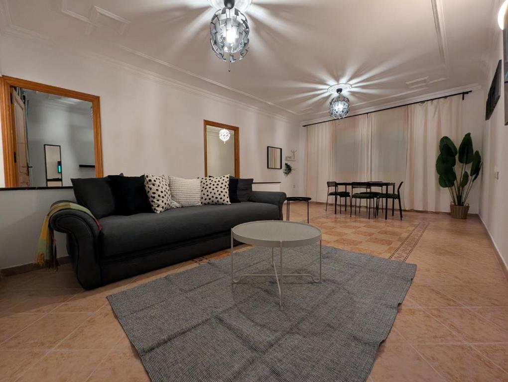 艾西拉City Escape Assilah 2的客厅里有一张沙发和一张桌子。