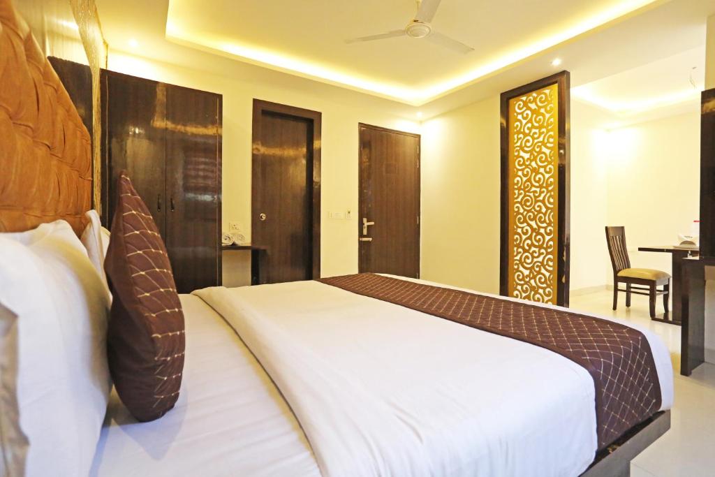 Postel nebo postele na pokoji v ubytování Hotel Iconic Suite - Near Delhi Airport