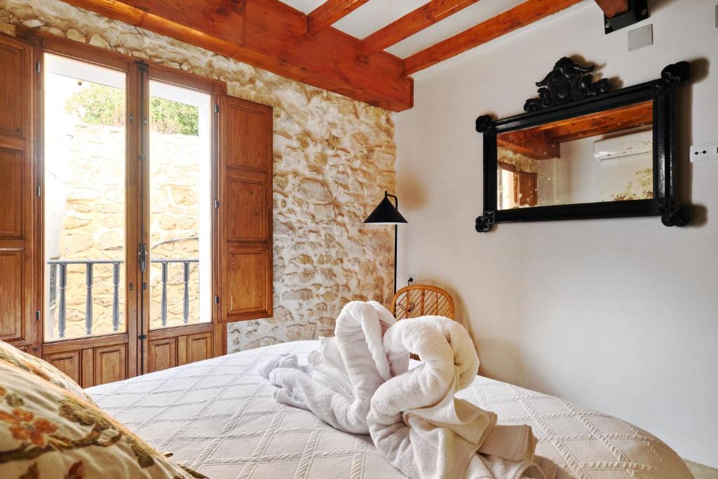 Un dormitorio con una cama con una toalla encima. en Gema histórica en Santa Cruz Doble Terraza Vistas, en Alicante