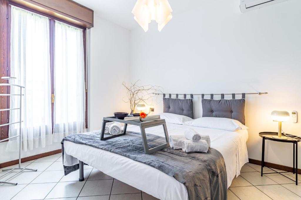 una camera da letto con un letto con un tavolino sopra di Cielo C18 by Houset a Monza