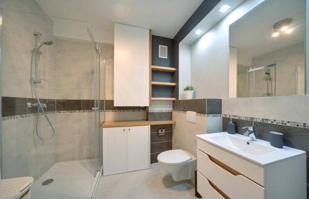 Koupelna v ubytování Ekskluzywne Apartamenty Sun Seasons 24 w Karpaczu by Noclegi Renters