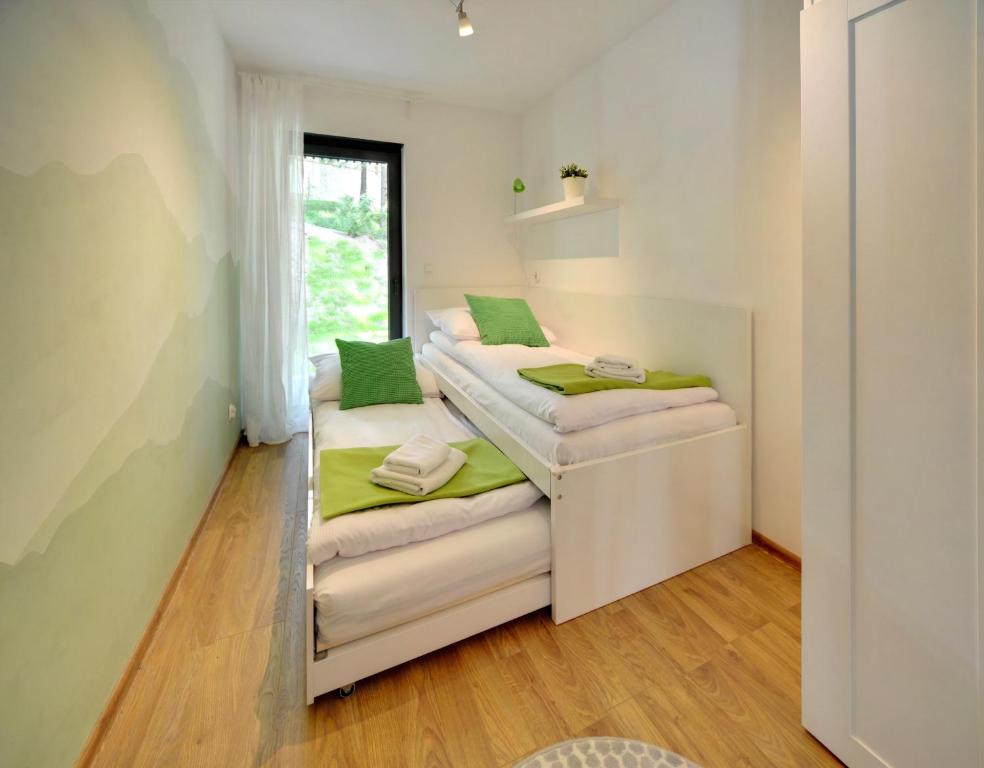 Postel nebo postele na pokoji v ubytování Ekskluzywne Apartamenty Sun Seasons 24 w Karpaczu by Noclegi Renters