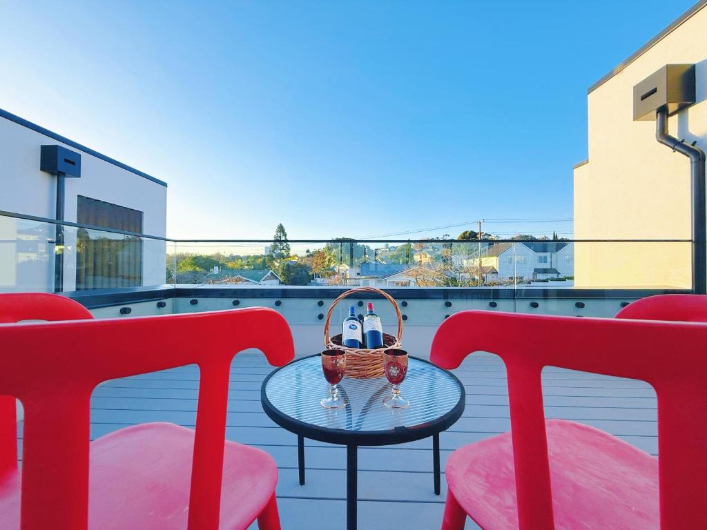 Balkoni atau teres di Panoramic Racecourse View - A Quiet Family Villa Over the Turf