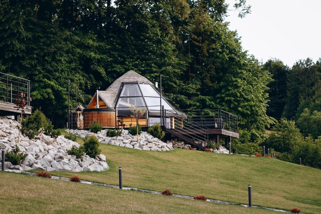Vonkajšia záhrada v ubytovaní Osada Poli Koniaków - Panoramiczny Domek nr 3 z Prywatną Balią i Hydromasażem