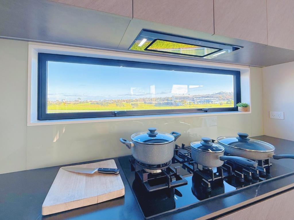 Dapur atau dapur kecil di Panoramic Racecourse View - A Quiet Family Villa Over the Turf