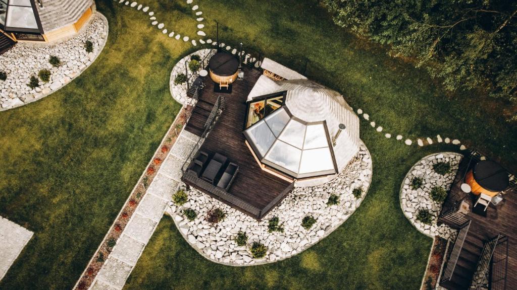Vonkajšia záhrada v ubytovaní Osada Poli Koniaków - Panoramiczny Domek nr 3 z Prywatną Balią i Hydromasażem
