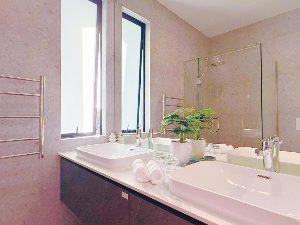 Bilik mandi di Panoramic Racecourse View - A Quiet Family Villa Over the Turf