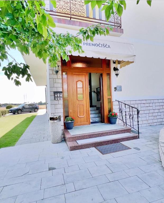 Exteriér nebo vchod ubytování Stara lipa Tašner FREE kitchen&garage&parking-self check in