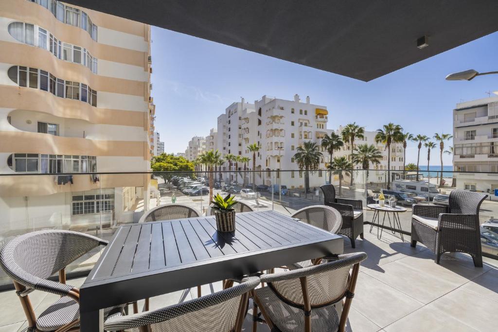 ein Tisch und Stühle auf einem Balkon mit Aussicht in der Unterkunft Terraços de Quarteira II Frolic by Real Properties in Cavacos