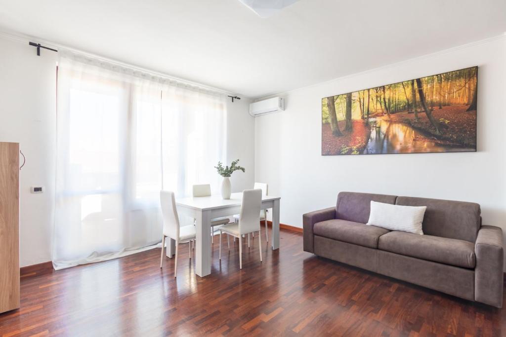 Χώρος καθιστικού στο Sunny Terrace Duplex Garbagnate