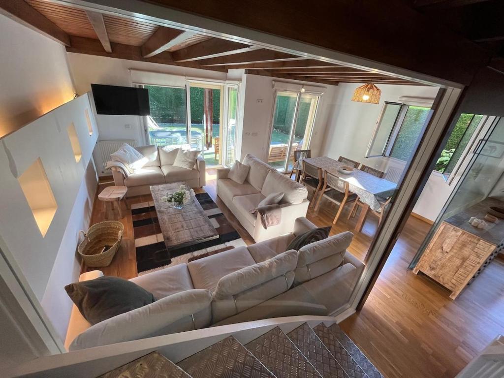 - une vue de tête sur un salon avec des canapés et une table dans l'établissement Casa de María Cerdanya, à Bourg-Madame