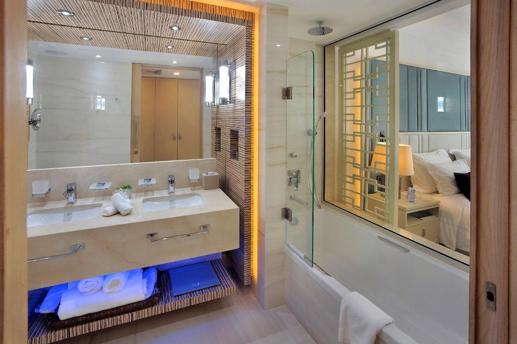 Koupelna v ubytování Amavi, MadeForTwo Hotels - Paphos