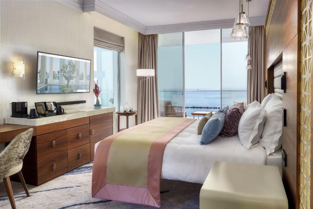 Postel nebo postele na pokoji v ubytování Amavi, MadeForTwo Hotels - Paphos