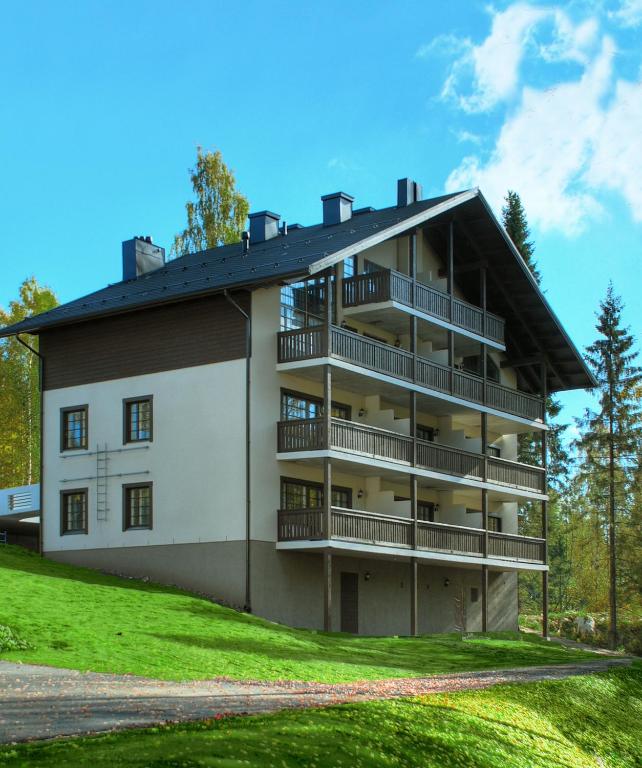 a building with balconies on the side of it at Ehtookehto in Tahkovuori