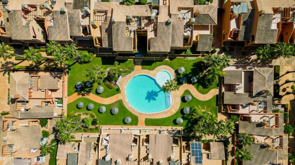 una vista aérea de un patio del complejo con piscina en Beach Huisje Mar Menor, en Mar de Cristal
