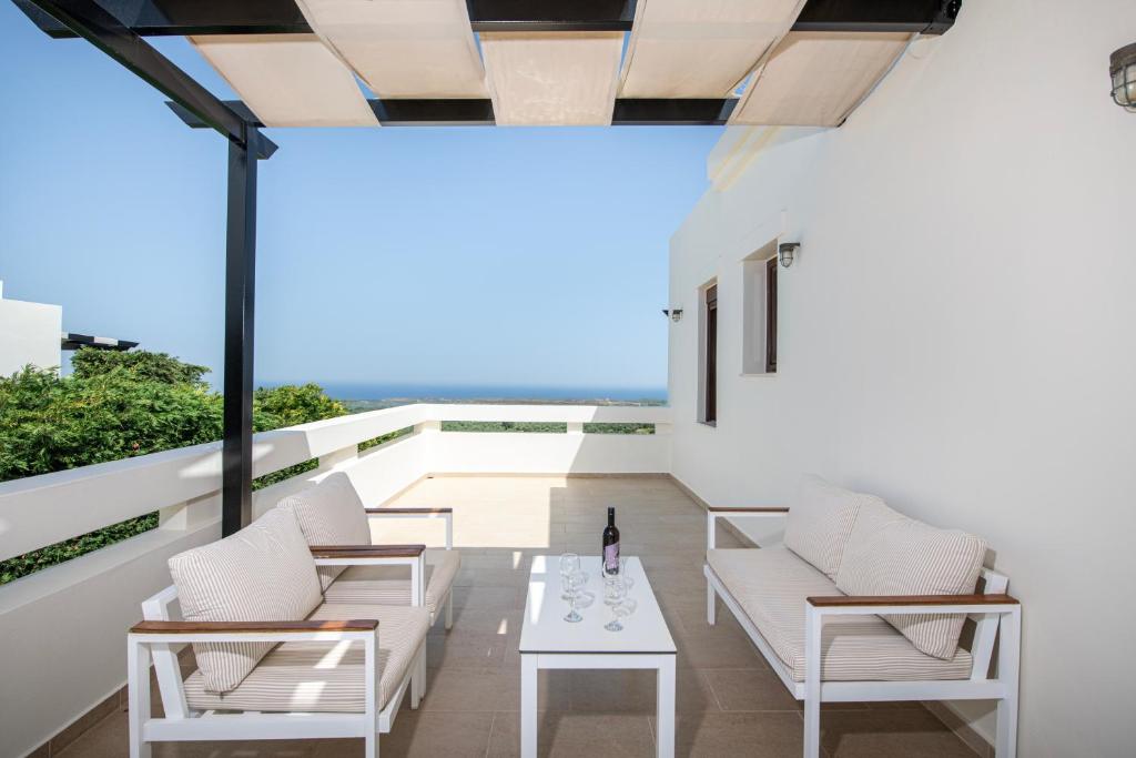 Balkon lub taras w obiekcie Roupes Villa III, Family villa, Fantastic views, Private pool