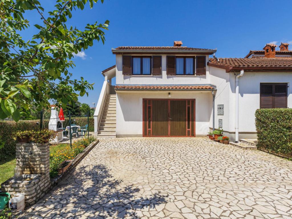 Biały dom z podjazdem w obiekcie Apartment Fabiana by Interhome w mieście Valdebek